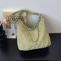 Grand sac cabas vert clair à texture plissée avec bandoulière et chaîne en métal - Avec Pendentif / Vert
