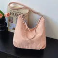 Sac fourre-tout plissé rose grande capacité avec chaîne argentée et bandoulière réglable - Avec Pendentif / Rose