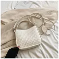Détail de la texture tissée du sac à main crème avec poignée et bandoulière réglable - Blanc