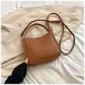 Sac à main tissé marron chic avec bandoulière réglable et ferrures en argent - Marron