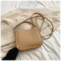 Sac bandoulière beige tissé avec poignée supérieure et boucles métalliques argentées - Kaki