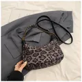 Sac hobo rétro à imprimé léopard gris avec chaîne dorée posé sur un blazer gris chic - Noir Petit