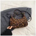 Sac hobo chic à imprimé léopard avec bandoulière en cuir brun et chaîne en métal élégante - Marron Petit