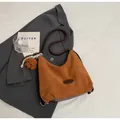 Bolso hobo marrón de gamuza mate con colgante de osito y correa de cuero ajustable - Con Colgante / Marrón