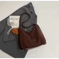 Bolso hobo marrón oscuro de ante mate con colgante de oso y detalle de cuerda - Con Colgante / Café