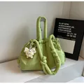 Detalle del bolso bandolera acolchado verde claro con cordón y un colgante de oveja de felpa - Verde Fruta Con Colgante