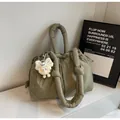 Detalle del bolso tote de nailon acolchado verde militar con cordón y peluche blanco - Verde Militar Con Colgante