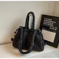 Bolso tote acolchado de nailon negro con cordón lateral y detalle de nudo elegante - Negro sin Colgante