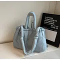 Bolso tote acolchado azul claro con detalle de cordón y correa de hombro anudada - Azul Sin Colgante