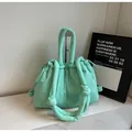 Bolso bandolera minimalista en nailon acolchado verde menta con detalles plisados - Verde Sin Colgante