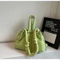 Bolso de hombro acolchado verde aguacate con cordón ajustable y asas anudadas - Verde Fruta Sin Colgante