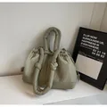 Bolso de hombro acolchado minimalista verde oliva claro con asa anudada y cordón ajustable - Verde Militar Sin Colgante