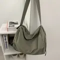 Sac bandoulière demi-lune minimaliste en nylon vert sauge avec bandoulière réglable - Vert