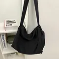 Borsa a tracolla capiente in nylon nero stile Harajuku con spallina larga e zip - Nero