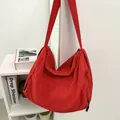 Sac à bandoulière hobo rouge vif en nylon avec large sangle et intérieur spacieux - Rouge