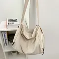 Grand sac hobo en nylon de couleur crème pour étudiants avec poche latérale zippée - Blanc Cassé