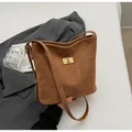 Dettaglio borsa a tracolla in pelle scamosciata marrone con chiusura a scatto dorata - Marrone (Senza Ciondolo)