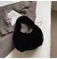 Chique zwarte tas van imitatiebont met elegante gouden ketting en zachte pluche textuur - Zwart