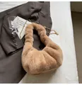 Sac bandoulière en fausse fourrure kaki avec une chaîne dorée élégante femme - Kaki