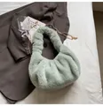 Sac à bandoulière en fausse fourrure vert clair avec chaîne dorée au style minimaliste - Vert