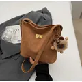 Borsa tote alla moda in camoscio marrone con chiusura dorata e ciondolo peluche - Marrone (Con Ciondolo)