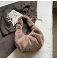 Sac bandoulière en fausse fourrure marron moka avec chaîne dorée et texture peluche - Marron
