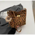 Borsa a spalla leopardata in finta pelle scamosciata con chiusura dorata - Stampa Leopardata (Con Ciondolo)