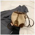 Détail du sac seau bicolore avec fermeture à cordon et sangle à boucle métallique - Kaki