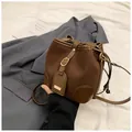 Sac seau vintage marron avec texture en daim mat et détails en cuir épissé - Café