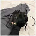 Sac seau noir classique en toile et cuir avec des détails métalliques dorés fins - Noir