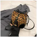 Sac seau à motif léopard avec bordure en cuir noir et boucle dorée élégante - Léopard Noir
