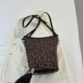 Modische Beuteltasche mit Leopardenmuster, schwarzem Lederboden und verstellbarem Gurt - Leopard Kaffee