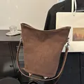 Sac seau léopard rétro en daim marron foncé avec une fine bandoulière en cuir souple - Café