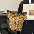 Sac seau en toile léopard avec bordures en cuir noir et bandoulière réglable - Léopard Fauve