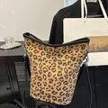 Sac seau classique imprimé léopard avec lanières en cuir noir et détails argentés - Léopard Marron