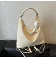 Detalle del bolso de hombro blanco crema con cadena, logo metálico y pompón de peluche - Con Colgante / Blanco Roto