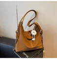 Detalle de bolso tote de cuero sintético marrón con cadena y colgante de peluche blanco - Con Colgante / Marrón