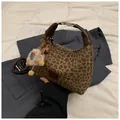 Sac hobo chic à motif léopard en fausse fourrure avec breloque et bandoulière cuir - Café Avec Breloques