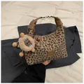Sac à main croissant à imprimé léopard avec anse en cuir et charm peluche lion - Khaki Avec Pendentif