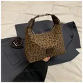 Sac hobo léopard avec poignée en cuir marron foncé et bandoulière amovible - Café sans pendentif