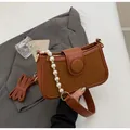 Sac bandoulière marron en cuir avec poignée en perles et panneau en daim chic - Marron Grand
