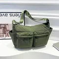 Sac bandoulière en nylon vert olive avec plusieurs poches et large bandoulière réglable - Vert