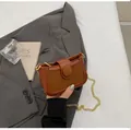 Sac carré en daim patchwork marron avec chaîne dorée pour femme tenu à la main - Marron Petit