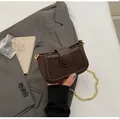 Mini sac bandoulière marron foncé en cuir mélangé avec fine chaîne dorée - Café Petit