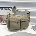 Grand sac bandoulière en nylon kaki avec plusieurs poches zippées et sangle large - Kaki