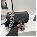 Sacoche noire avec bords tressés et large bandoulière géométrique sur fond blanc - Noir