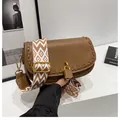 Sac bandoulière en cuir marron avec sangle géométrique et boucle en métal doré - Marron