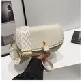 Sac à bandoulière en cuir blanc cassé avec sangle tissée en zigzag et breloque en cristal - Blanc