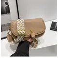 Sac bandoulière en cuir kaki avec large sangle géométrique et finitions dorées - Khaki Clair
