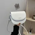 Borsa a tracolla a sella bianca con scritte moda nere e finiture in metallo argento - Bianco